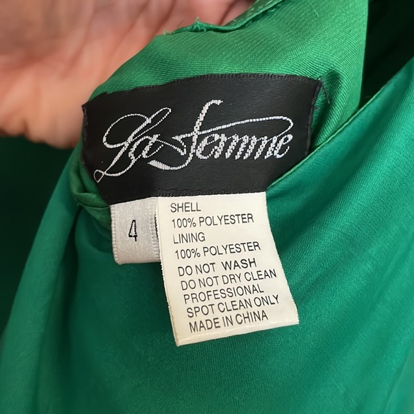 Emerald green one-shouldered gown - Picture 7 of 7